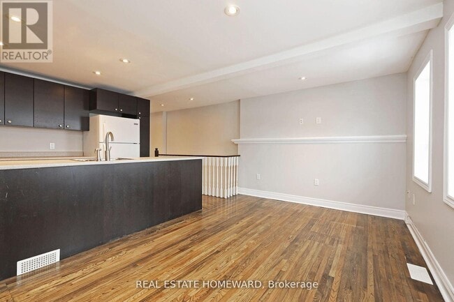 Building Photo - 156 Royal York Rd