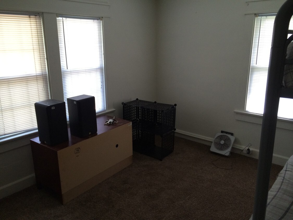 Building Photo - 1100 E Atwater Ave