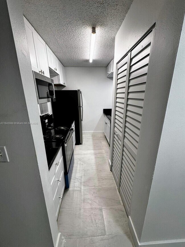 Foto del edificio - 9927 Twin Lakes Dr