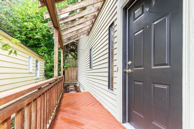 Foto del edificio - Maple Leaf 2-story 3 bed/2.5 bath with deck and garage available now for $3700!!