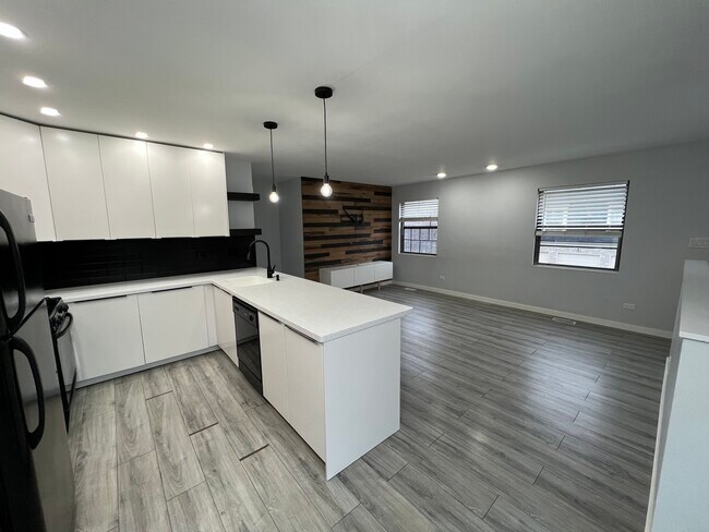 Building Photo - 2199 N Oakbrook Cir
