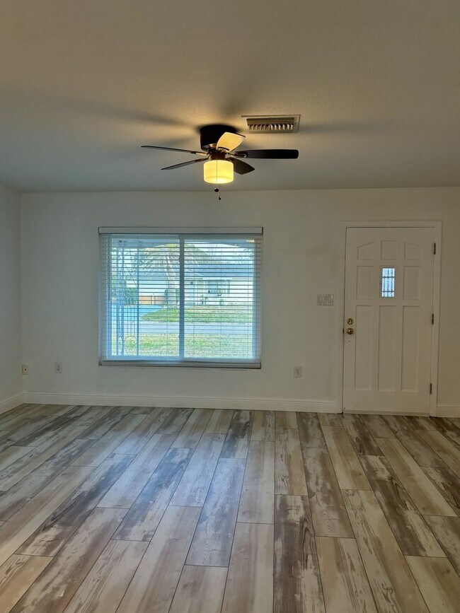 Building Photo - 10517 Hibiscus Dr