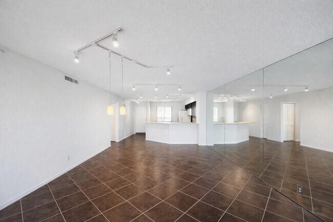 Building Photo - 2205 S Cypress Bend Dr