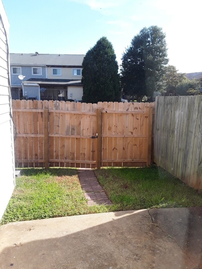 Three bedroom townhome with small, fenced-in patio/ yard area. - Three bedroom townhome with small, fenced-in patio/ yard area.