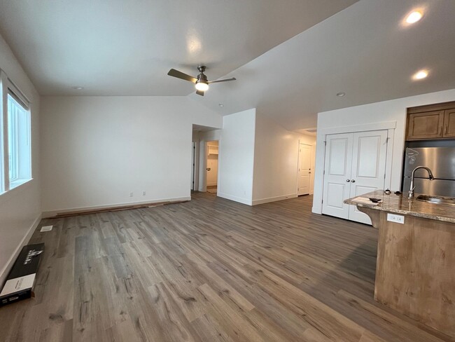 Building Photo - 3 Bed, 2 Bath Town Home w/ 2 Car Garage - ...