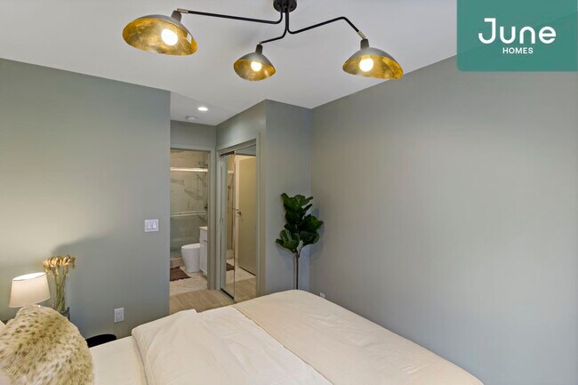 Foto del edificio - ROOM ONLY in 5-bed/3.5-bath Home
