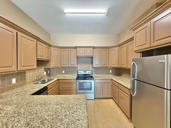 Building Photo - 4 Bedroom 3.5 Bath Duplex in East Tyler!