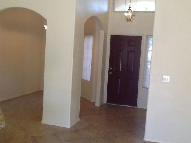 Building Photo - House For Rent in Hanford