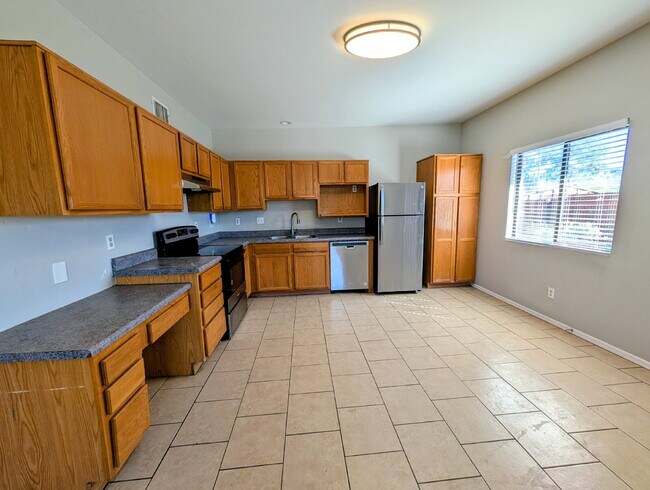 Foto del edificio - Spacious 2 Bedroom with Private Yard!