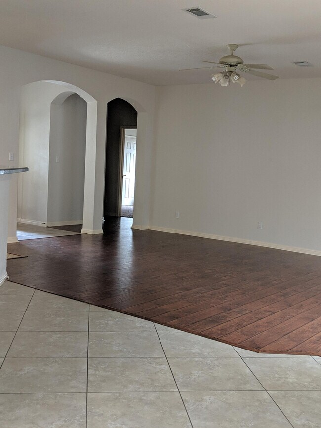 Foto del edificio - 8005 Blue Bonnet St