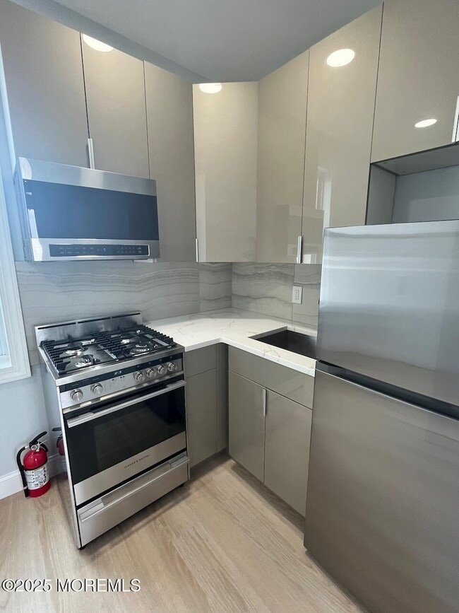 Building Photo - 201 Lareine Ave