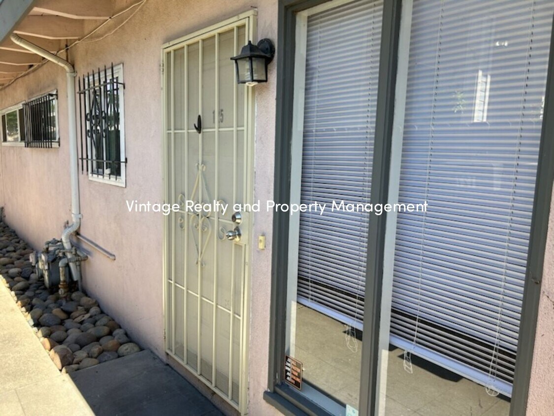 Foto principal - This Updated 2 Bedroom Duplex Is Ready to ...