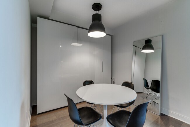 Building Photo - 18 Yorkville Ave