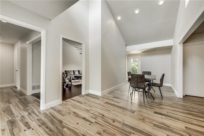 Building Photo - 2506 Parkhaven Dr