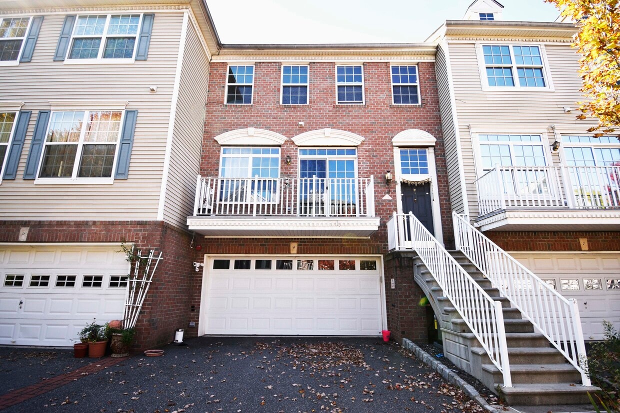 Foto principal - 9 Dempsey Ct