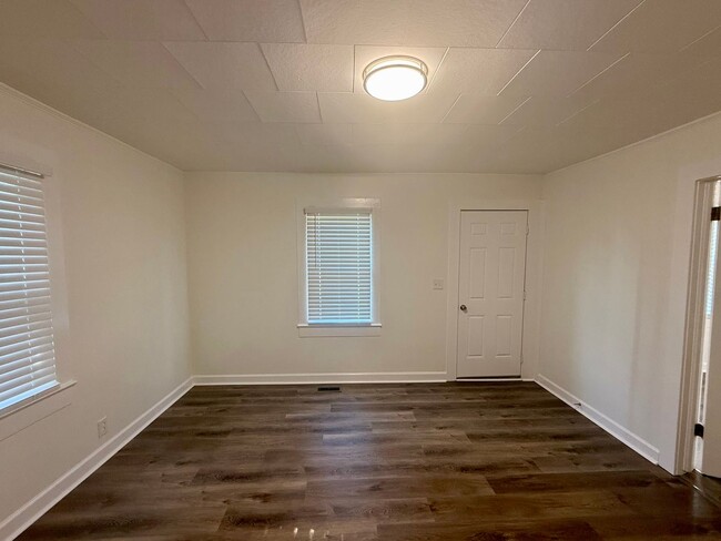 Building Photo - Cozy 1BR • 1BA Home Near Downtown Burlington!
