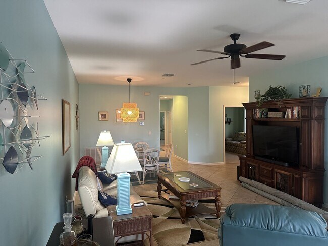 Foto del edificio - FURNISHED/TURNKEY 2+Den, 2 bath 1 car garage 1st floor condo in River Hall