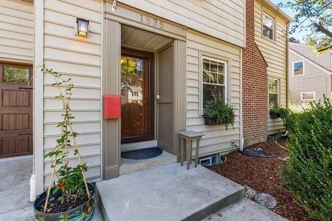 Building Photo - Spacious 4BR Home with Finished Lower Level & Fenced Yard in Upper Arlington