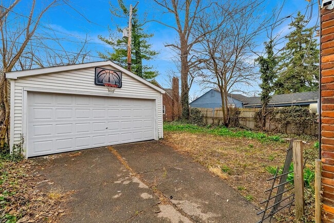Building Photo - 5595 Cadieux Rd