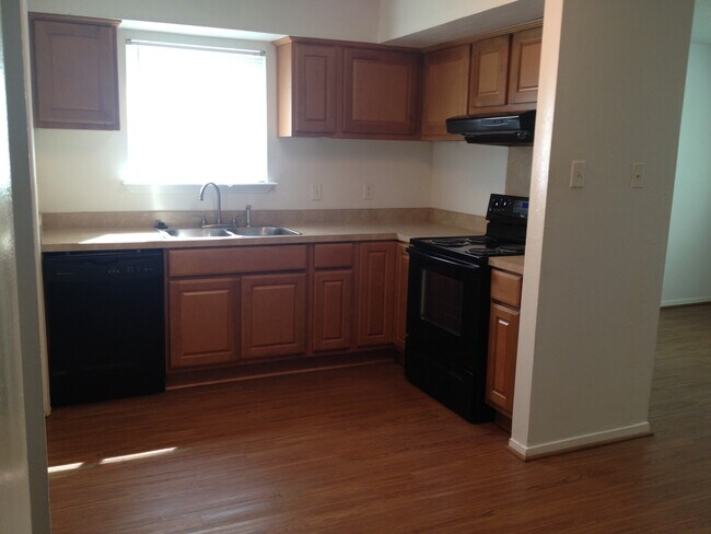 Foto del edificio - 3 Bed House w/ Garage & Private Backyard (...