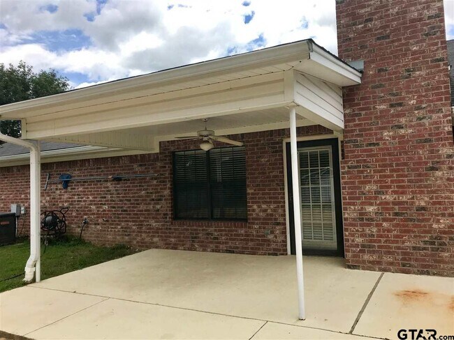 Foto del edificio - 18143 Adele Ln