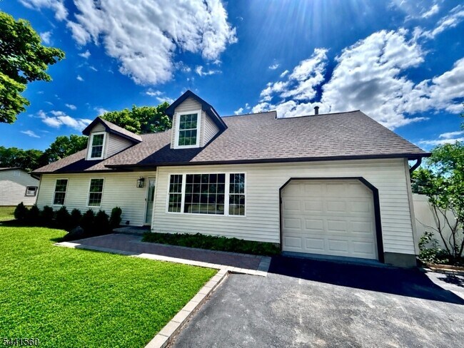Building Photo - 17 Londonderry Dr