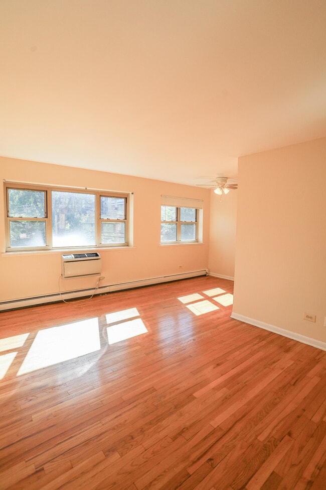 Building Photo - 509 W Briar Pl
