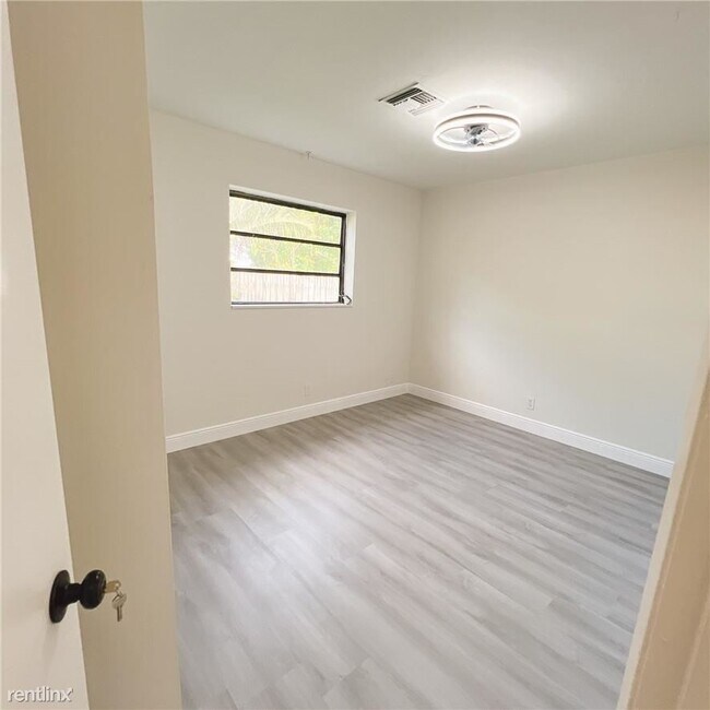 Building Photo - 4 br, 2 bath House - 211 SW 17th St