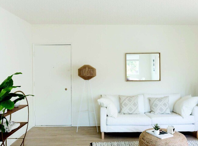Foto del edificio - 12734 Caswell Ave