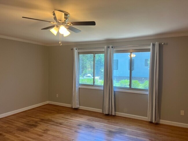 Foto del edificio - So Close to Downtown Greenville - this VER...