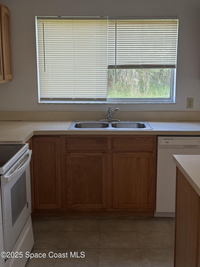 Building Photo - 1241 Cambo Ct NE