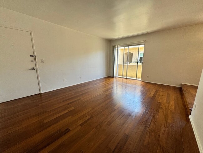 Building Photo - One Bedroom Condo Near Trendy Montana Ave.