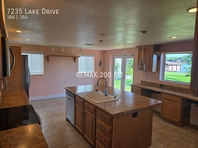 Foto del edificio - 7235 Lake Dr
