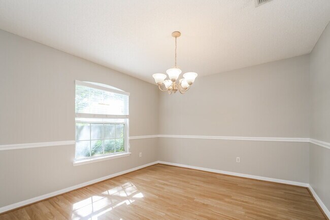 Building Photo - 910 Lake Point Way