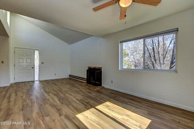 Building Photo - 333 W Leroux St