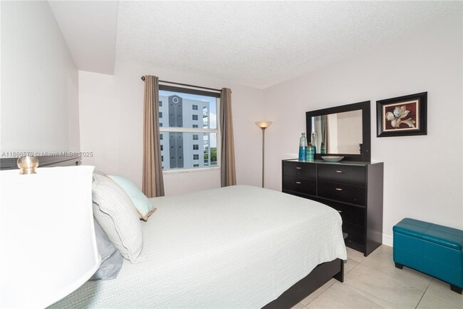 Foto del edificio - 17100 N Bay Rd