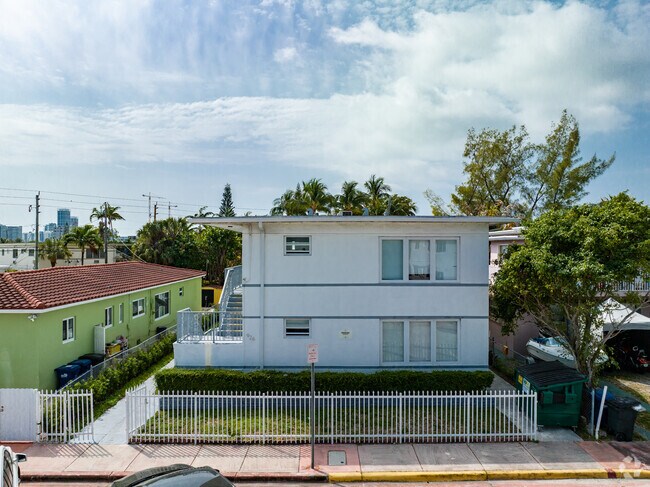 Amplias ventanas proporcionan una amplia luz entrante - 926 79th Ter
