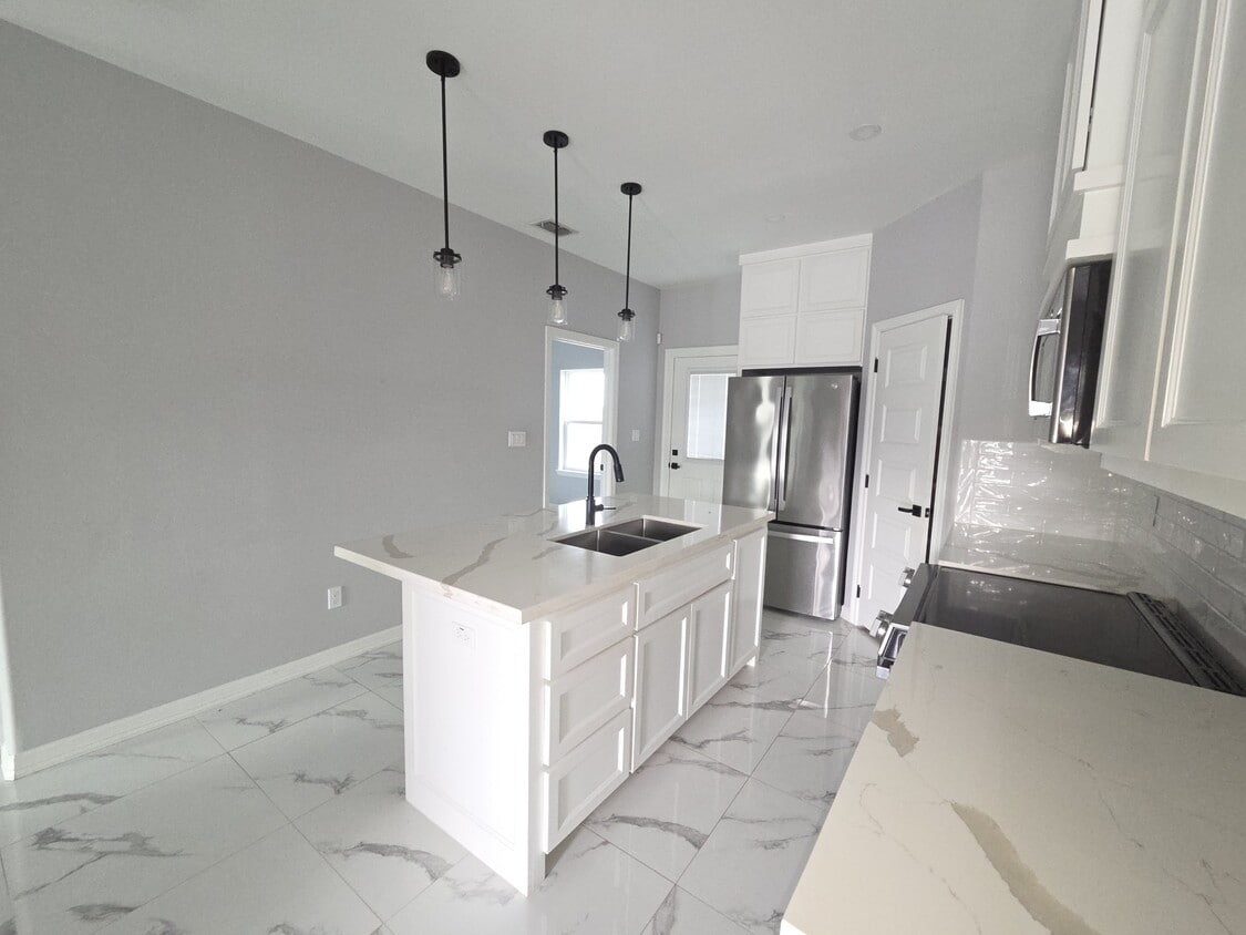 Building Photo - 1604 W B St