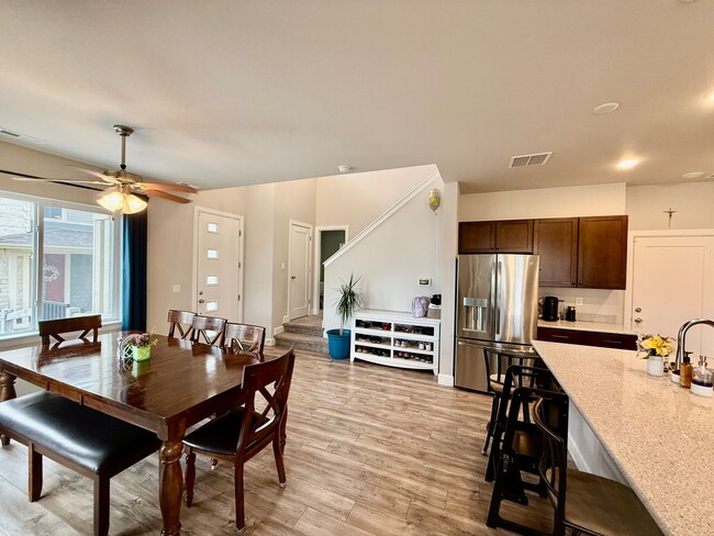 Foto del edificio - Beautiful Modern 3-Bedroom, 2.5 bath Townh...