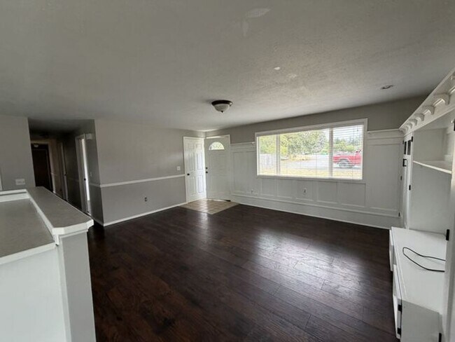 Foto del edificio - Spacious Rambler for Lease