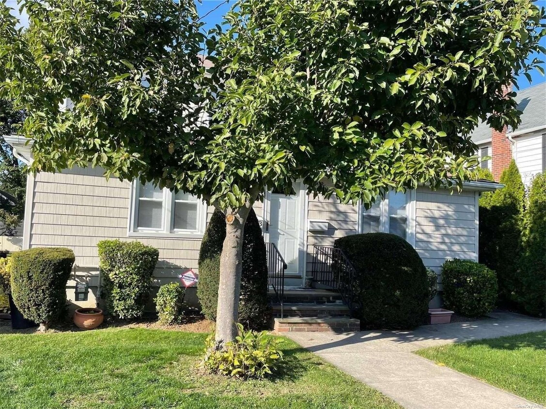 Primary Photo - 3 Henderson Ave