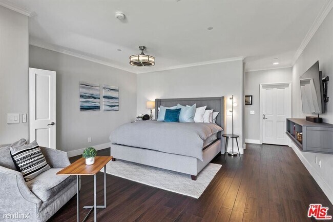 Foto del edificio - 3 br, 2.5 bath Townhome - 302 Carnation Ave