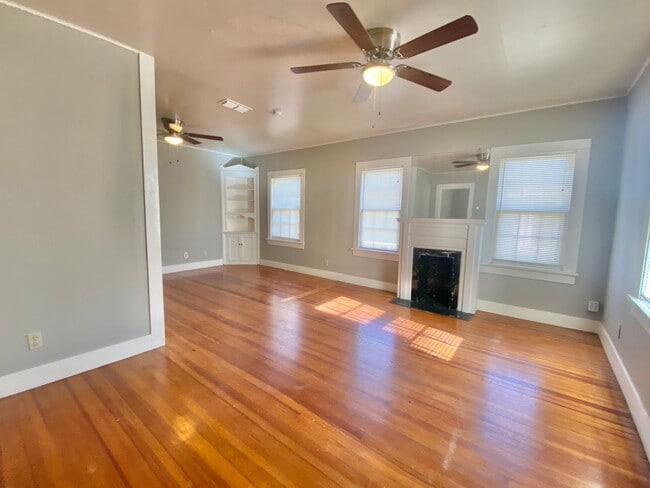 Building Photo - Larger 2 bed 1 bath cute cottage now avail...