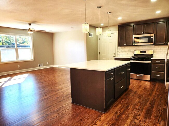 Foto del edificio - Completely Refurbished 3 Bedroom 2 Bath Ra...