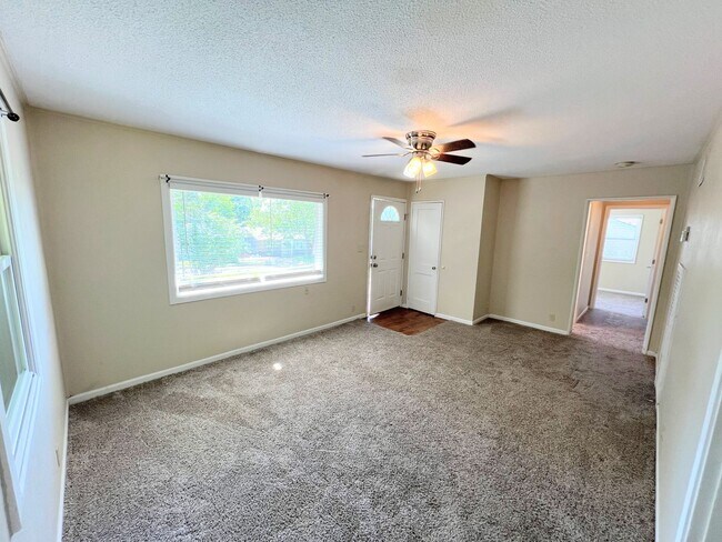 Building Photo - Single Family Home!