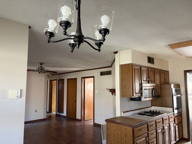 Building Photo - 5024 Clear Creek Dr