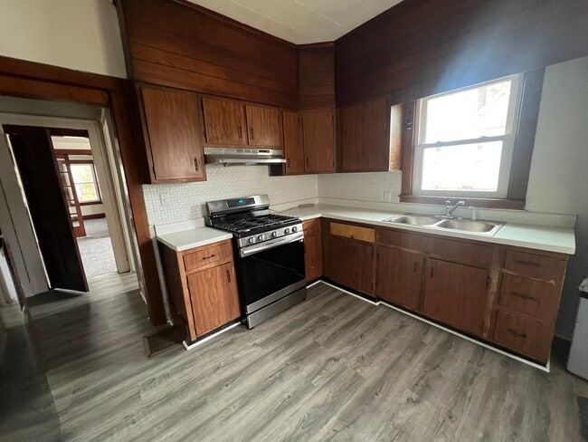 Building Photo - 1023 W Columbia Ter