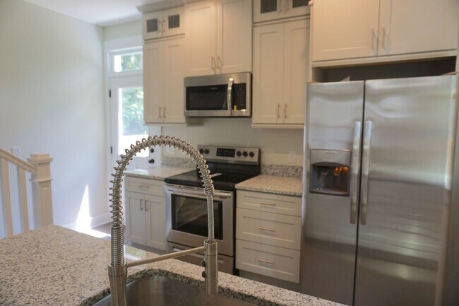 Building Photo - 2 BED | 2 BATH | GATED BACKYARD | MIDTOWN