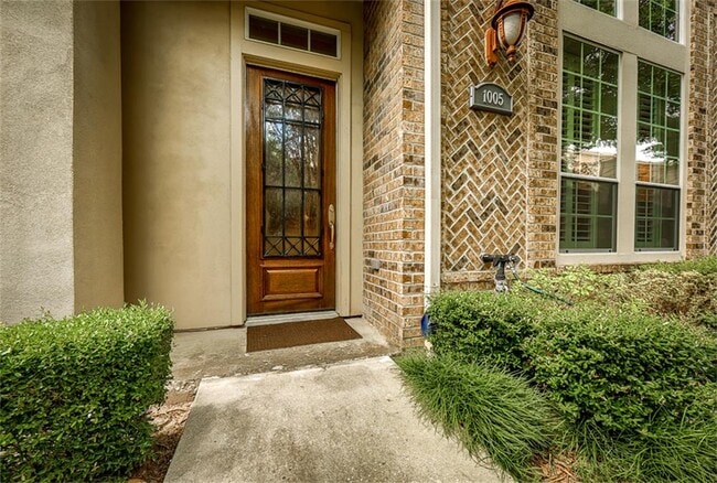 Building Photo - 1005 Memorial Village Dr