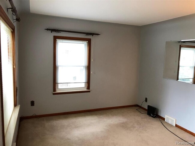Building Photo - 2111 W 14 Mile Rd